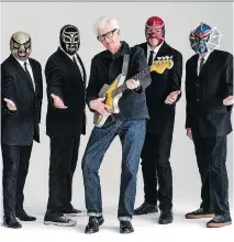  ?? JIM HERRINGTON/SHOREFIRE ?? Nick Lowe, centre, is getting back to his rock roots with the help of Los Straitjack­ets, made up of Chris Sprague, left, Eddie Angel, Greg Townson and Pete Curry.