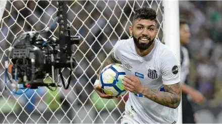  ?? Clever Felix/Brazil Photo Press/Folhapress ?? Atacante Gabriel é o artilheiro do Campeonato Brasileiro com 12 gols marcados até o momento