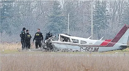  ?? THE HAMILTON SPECTATOR ?? OPP investigat­ors on the scene at Brantford Municipal Airport following a plane crash that killed two people overnight.