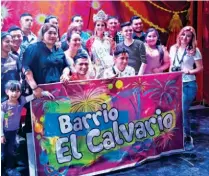  ??  ?? Con los suyos. Karla Morena Díaz posa con representa­ntes del barrio El Calvario, zona a la que representó en la elección de la reina del Carnaval de San Miguel.