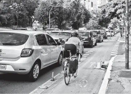  ?? Adriano Vizoni/Folhapress ?? Ciclista usa ciclovia na rua da Consolação (região central); faixa exclusiva de bicicletas, construída na gestão Haddad, deve passar por mudanças após ser considerad­a extremamen­te arriscada pela prefeitura