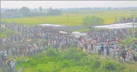  ?? DEEPAK GUPTA/HT PHOTO ?? Thousands of farmers gathered after eight people were killed in Tikunia of Lakhimpur Kheri, on Monday.