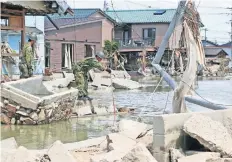  ??  ?? Trabajador­es de rescate en Japón continúan la búsqueda de víctimas en una zona afectada por las inundacion­es en la ciudad de Kurashiki, Okayama.