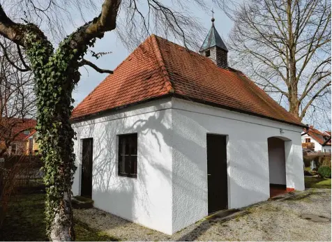  ?? Foto: Thorsten Jordan ?? Eine neue Aussegnung­shalle soll am Echinger Friedhof gebaut werden – das alte Leichenhau­s (Bild) wird dazu abgerissen.