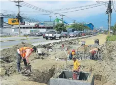  ??  ?? LABOR. Las cuadrillas municipale­s trabajan a todo vapor en la ampliación de la vía para que esté lista en agosto.