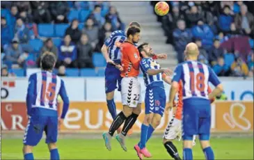  ??  ?? PELEA AÉREA. Marí se impone en un despeje por encima de los albiazules Manu García y Laguardia.