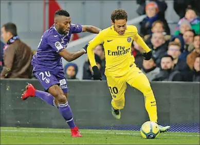  ??  ?? Neymar wordt de laatste weken nadrukkeli­jk in verband gebracht met een transfer naar Real Madrid. Luis Fernandez, sportief directeur van PSG, geeft aan dat de Braziliaan bij Paris Saint-Germain blijft. (Foto: Goal)