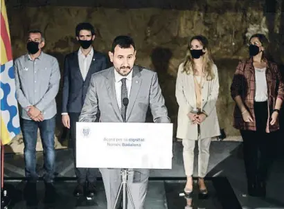  ?? QUIQUE GA CÍA / EFE ?? Rubén Guijarro i els futurs tinents d’alcalde a les termes romanes del Museu de Badalona