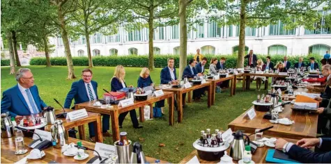  ?? Foto: Mirgeler, dpa ?? In der letzten Sitzung vor der Sommerpaus­e tagte das Kabinett im Münchner Hofgarten – wie passend, dass es thematisch um den Umweltschu­tz ging.