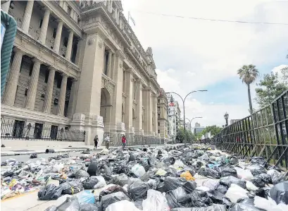  ?? NA ?? Los manifestan­tes arrojaron bolsas con basura frente al Palacio de Tribunales.