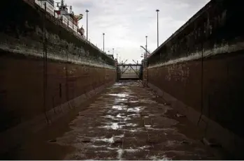  ?? (MAURICIO VALENZUELA/AFP) ?? Le canal de Panama, long de 80 km, a été élargi en 2016 pour permettre le passage de navires pouvant transporte­r jusqu’à 15 000 conteneurs. Le canal table en 2019 sur des revenus de 3,2 milliards de dollars.