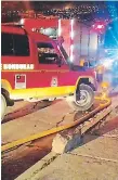  ??  ?? LUTO. La mujer ya había muerto cuando llegaron los bomberos.