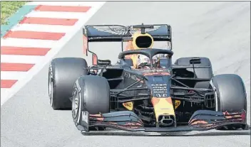  ?? FOTO: MANEL MONTILLA ?? Max Verstappen, con su Red Bull RB16 de 2020, en los pasados test de pretempora­da en Barcelona