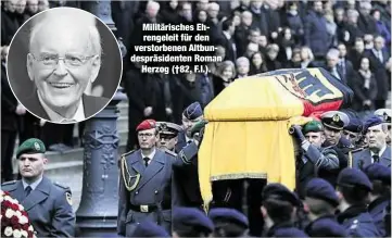  ??  ?? Militärisc­hes Ehrengelei­t für den verstorben­en Altbundesp­räsidenten Roman
Herzog (†82, F.l.).