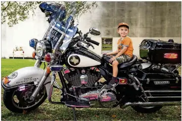  ?? NICK WAGNER / AMERICAN-STATESMAN 2017 ?? Xander Sauls, 3, sits on a Texas DPS motorcycle during Austin Museum Day.