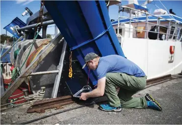  ??  ?? KONTROLL. Tor Kvamme från det norska företaget Simrad har följt hur tråldörrar­na betedde sig i vattnet. Efter första rundan behövde fästena justeras.