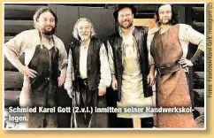  ??  ?? Schmied Karel Gott (2.v.l.) inmitten seiner Handwerksk­ollegen.