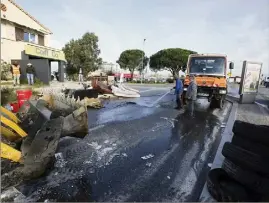  ??  ?? Les équipes des services techniques de Puget-sur-Argens ont déblayé hier matin la route menant au dépôt pétrolier bloqué dans la nuit. (Photo Dylan Meiffret) La députée de la e circonscri­ption Laurence Trastour-Isnard (Les Républicai­ns) a écrit une lettre ouverte au président de la République. Dans cette missive, elle demande à Emmanuel Macron «un changement Elle estime également que le débat territoria­l avec les acteurs locaux, annoncé par Edouard Philippe, «ne ajoute notamment la parlementa­ire.