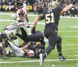  ?? Curtis Compton / Atlanta Journal-Constituti­on ?? New Orleans linebacker Manti Te’o reacts as the defense stops Atlanta’s Devonta Freeman short of the end zone in the fourth quarter.