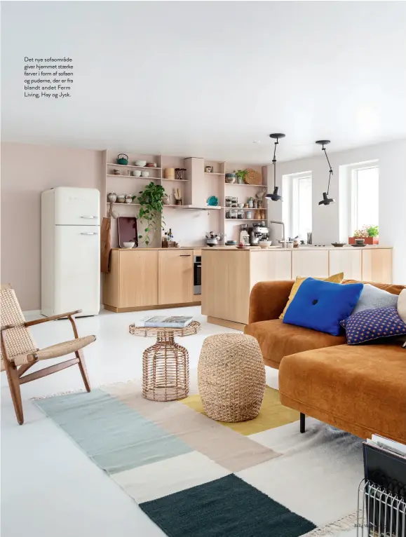  ??  ?? Det nye sofaområde giver hjemmet staerke farver i form af sofaen og puderne, der er fra blandt andet Ferm Living, Hay og Jysk.
