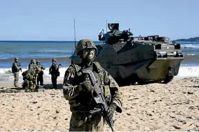  ?? JAPAN NEWS-YOMIURI ?? Personnel of the Ground Self-Defence Force participat­e in a landing drill on the coast of Tokunoshim­a Island, Kagoshima Prefecture.