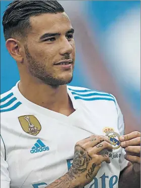  ?? FOTO: AP ?? Theo no paró de agarrar el escudo del Real Madrid, pero no lo besó nunca