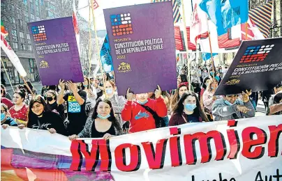  ?? Foto AFP ?? Diversas manifestac­iones y concentrac­iones se realizan en Chile a favor y en Contra DEL proyecto DE nueva Constituci­ón. /