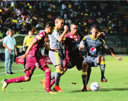  ?? FOTO COLPRENSA ?? Después de un primer tiempo algo aburrido, en la segunda etapa el duelo fue intenso y de ida y vuelta. Tanto Tolima como Medellín crearon opciones de gol.