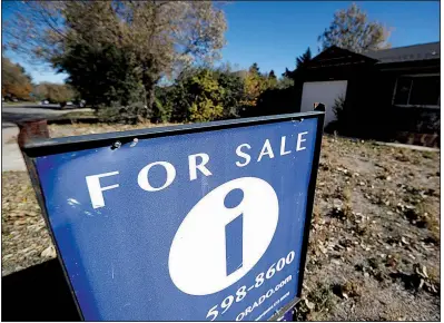  ?? AP/DAVID ZALUBOWSKI ?? U.S. long-term mortgage rates fell this week while mortgage applicatio­ns were flat, with refinancin­g applicatio­ns accounting for almost 60% of mortgage activity, Freddie Mac reported Thursday.