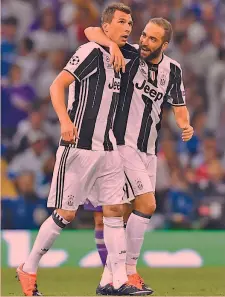  ??  ?? L’abbraccio tra Mario Mandzukic, 31, e Gonzalo Higuain, 30 GETTY