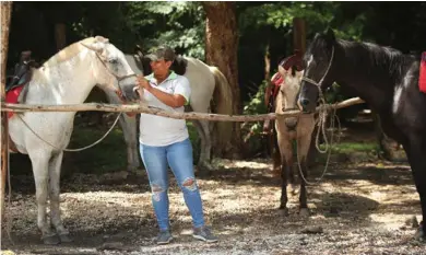  ?? JOHN DURÁN ?? Leticia Rodríguez, con su empresa de paseos a caballo, es una de las pequeñas empresaria­s que se han visto beneficiad­as por el trabajo en colaboraci­ón que se hace en playa Matapalo entre vecinos, los hoteles RIU y las autoridade­s públicas.