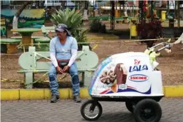  ?? JOHN DURÁN ?? Gustavo Hernández aprovecha para descansar en las afueras del parque de Alajuelita mientras retoma la trayectori­a que realiza por diferentes barrios de ese cantón.