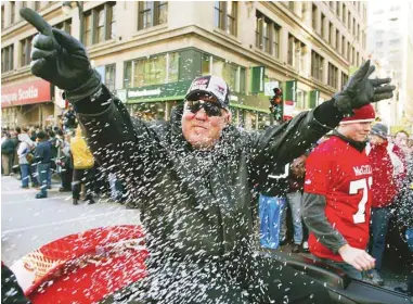  ?? RYAN REMIORZ LA PRESSE CANADIENNE ?? Don Matthews a ramené la coupe Grey à Montréal dès sa première saison à la barre de l’équipe en 2002. Les partisans l’ont acclamé lors d’un défilé sur la rue Sainte-Catherine.