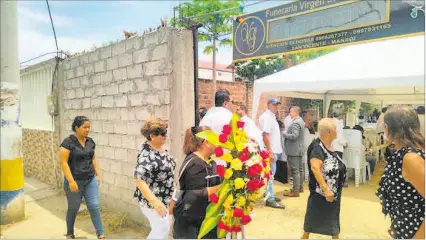  ?? ALEJANDRO GILER / EXPRESO ?? Funeral. Familiares, amigos, conocidos y ciudadanos en general acudieron al velorio de la alcaldesa García.