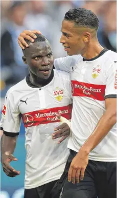  ?? FOTO: DPA ?? Stuttgarts Hoffnungst­räger: Chadrac Akolo, der auf Schalke sein erstes Tor schoss, und Dennis Aogo.