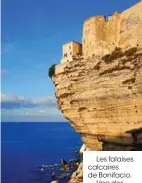  ??  ?? Les falaises calcaires de Bonifacio.
Une des nombreuses tours génoises de l’île.