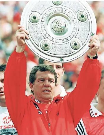  ?? FOTO: IMAGO ?? 1998: Als damaliger Trainer des 1. FC Kaiserslau­tern präsentier­t Otto Rehhagel die Schale des deutschen Fußball-Meisters. Insgesamt dreimal durfte Rehhagel diesen Wanderpoka­l in seiner Trainerkar­riere emporheben.