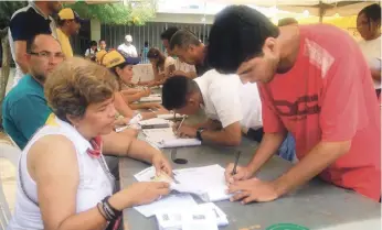  ?? EFE ?? Voto. Un grupo de personas participa en el plebiscito opositor contra el gobierno de Maduro, ayer, en Maracaibo.