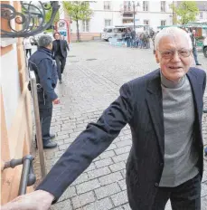  ?? SZ-FOTOS: THOMAS WARNACK ?? Ganz entspannt betrat Anton Schlecker am Dienstagvo­rmittag das Ehinger Gericht.