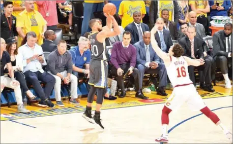  ?? AFP ?? Stephen Curry of the Golden State Warriors scores his ninth 3-pointer, an NBA Finals record, during Game 2 of the 2018 NBA Finals against the Cleveland Cavaliers on Sunday at Oracle Arena in Oakland, California.