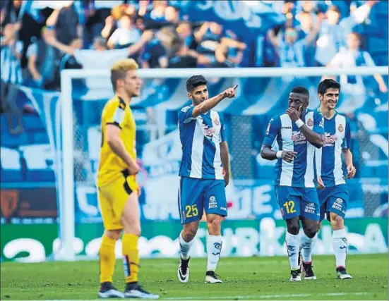  ?? ALEJANDRO GARCÍA / EFE ?? Marco Asensio dedica a la grada de Cornellà el primero de los dos goles que marcó en la victoria de su equipo