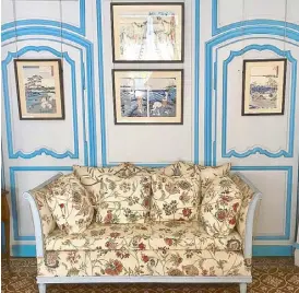  ??  ?? Quaint blue sitting room inside Monet’s house