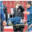  ?? FOTO: STEFAN PUCHNER/DPA ?? Schalkes Mark Uth wird verletzt vom Platz getragen.