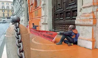  ?? (foto Ansa) ?? Protesta
Gli attivisti di Ultima Generazion­e ieri mattina davanti alla sede dl Cdp