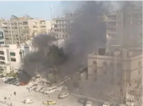  ?? ?? Servicios de emergencia se desplegaro­n en la zona destruida por un ataque aéreo en un edificio del complejo de la Embajada de Irán en Damasco, Siria.