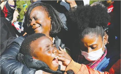  ?? MARCO BELLO / REUTERS ?? People react outside the courthouse Wednesday after William (Roddie) Bryan, Travis Mcmichael and Gregory
Mcmichael were found guilty in the February 2020 murder of 25-year-old Ahmaud Arbery, in Brunswick, Ga.