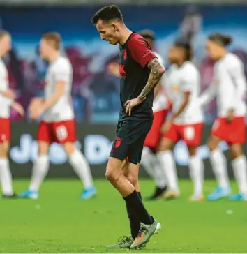  ?? Foto: dpa ?? Abgekämpft und enttäuscht verlässt der Brasiliane­r im Diensten des FC Augsburg, Iago, das Spielfeld in Leipzig.