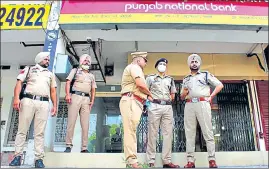  ?? GURMINDER SINGH/HT ?? Police carrying out investigat­ions outside the Punjab National Bank branch in Phase 3A, Mohali, on ■
Wednesday.