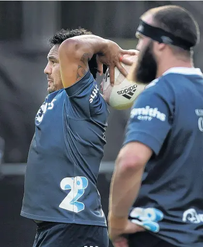  ?? PHOTO: PETER MCINTOSH ?? Training time . . . Highlander­s cocaptain Ash Dixon throws into the lineout watched by fellow rake Liam Coltman.