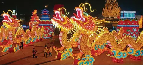  ?? Foto: dpa ?? In China wird gerade das Neujahrsfe­st vorbereite­t. Hier siehst du Besucher einer Laternensh­ow, die dann stattfinde­n wird.